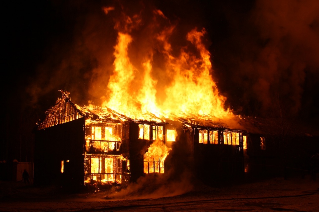Разведка пожара, когда горит дом