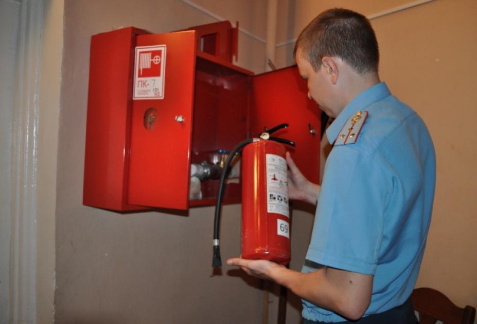 Проверка пожарных кранов в помещениях.