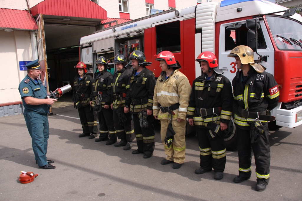 Пожарная бригада при тушении пожаров.
